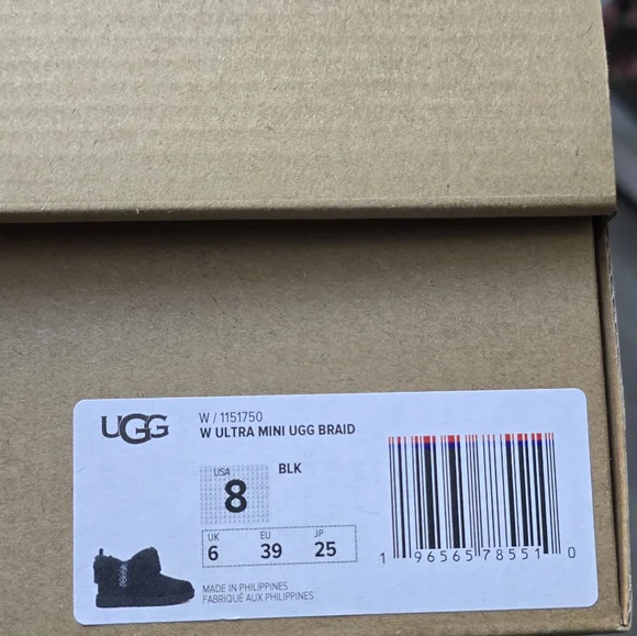UGG NEW IN BOX‼️UGG Women's Black Shearling Boots - Picture 8 of 8